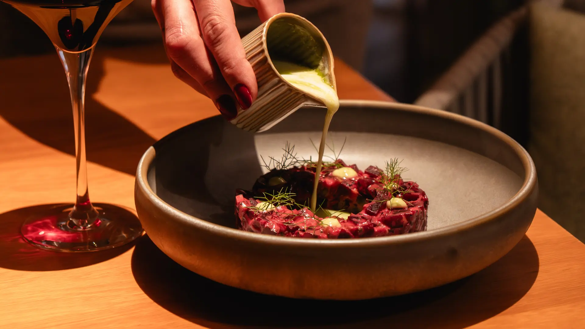 Tartar emplatado con cuidado en Abbaco Natural Food, restaurante en Puerto Pollensa. Carta abbaco puerto pollensa